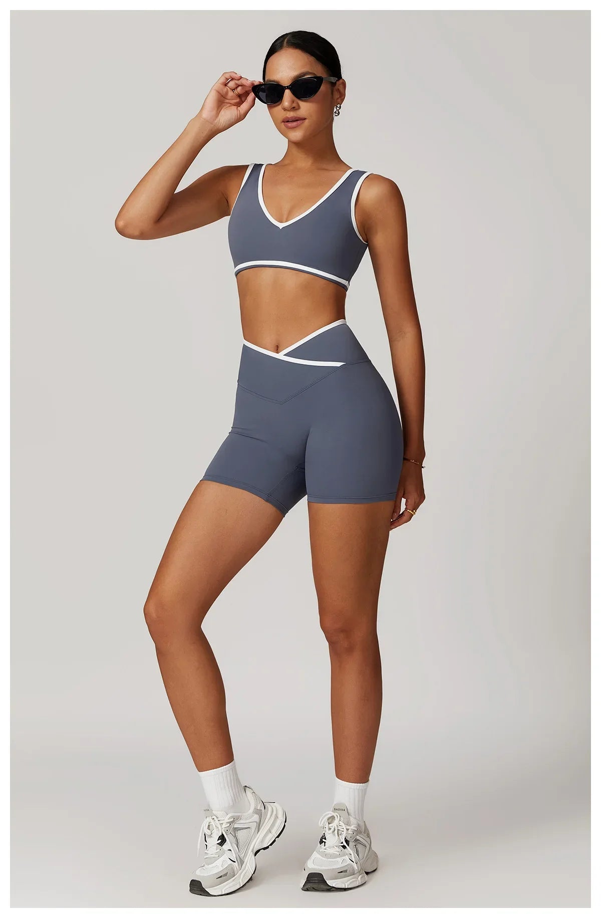 Zweiteiliges Workout-Set mit Kontrastdetails – Crop Top & High-Waist Shorts