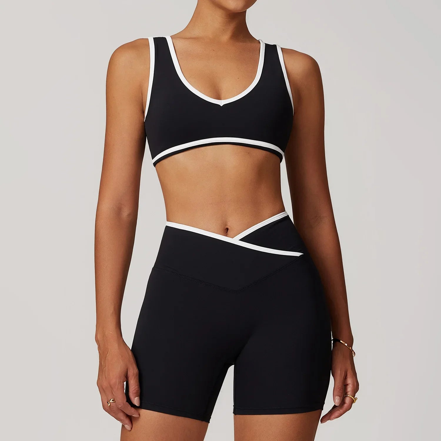 Zweiteiliges Workout-Set mit Kontrastdetails – Crop Top & High-Waist Shorts