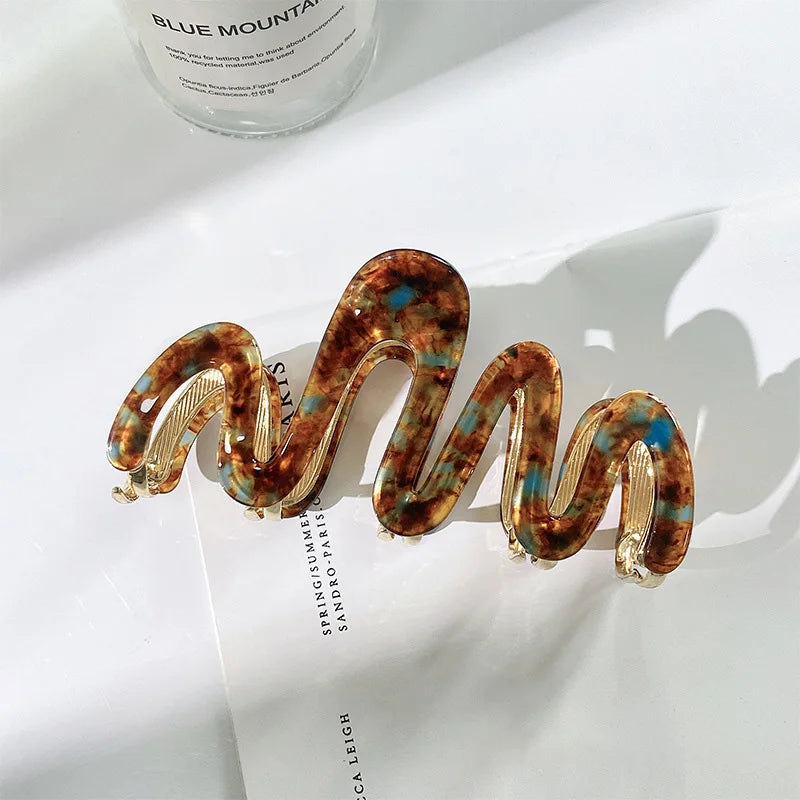 Hochwertiger Haarklip mit Acetat-Optik – Elegante Haarkralle mit Metallgriff im Wellen-Design