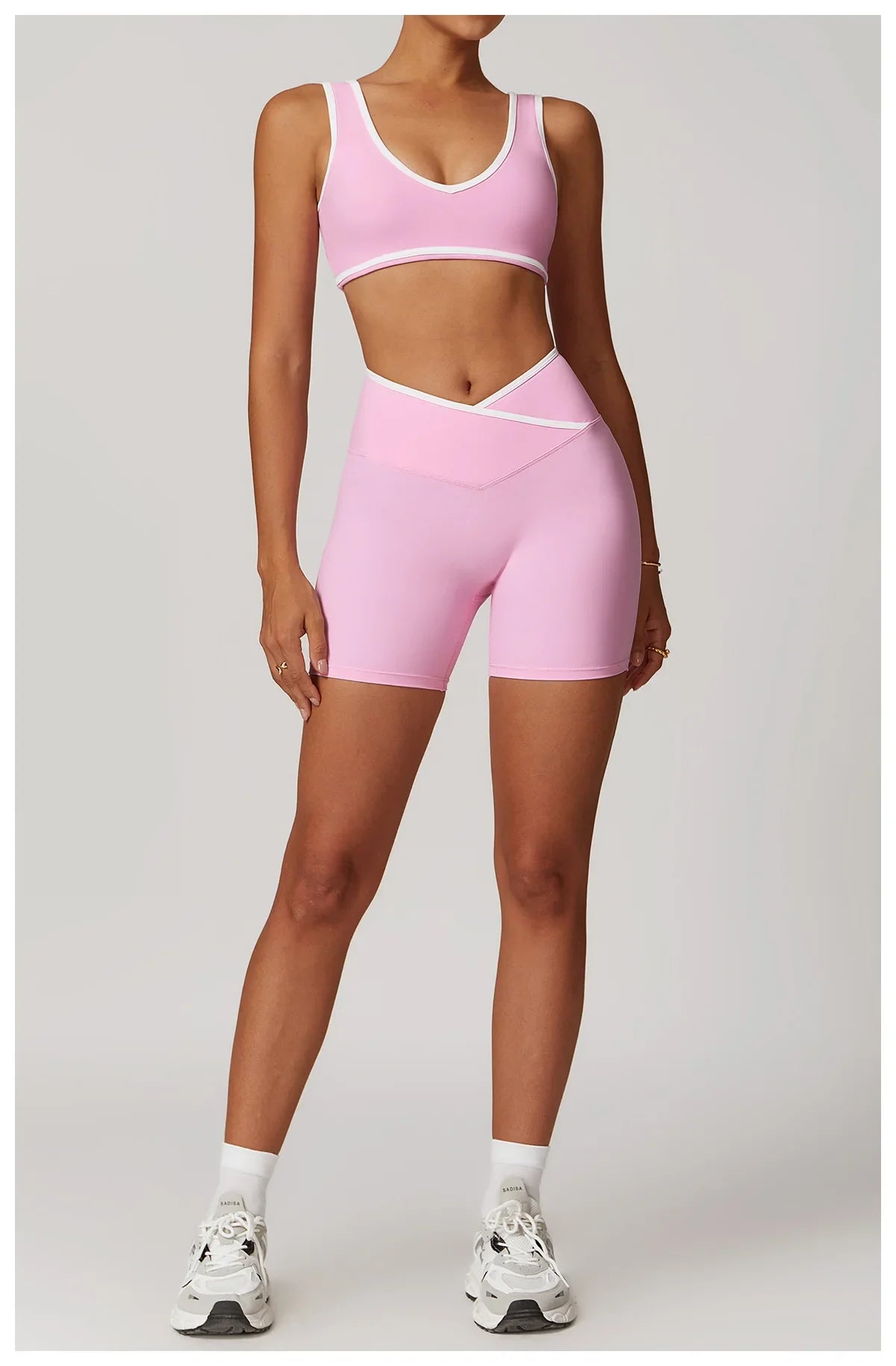 Zweiteiliges Workout-Set mit Kontrastdetails – Crop Top & High-Waist Shorts