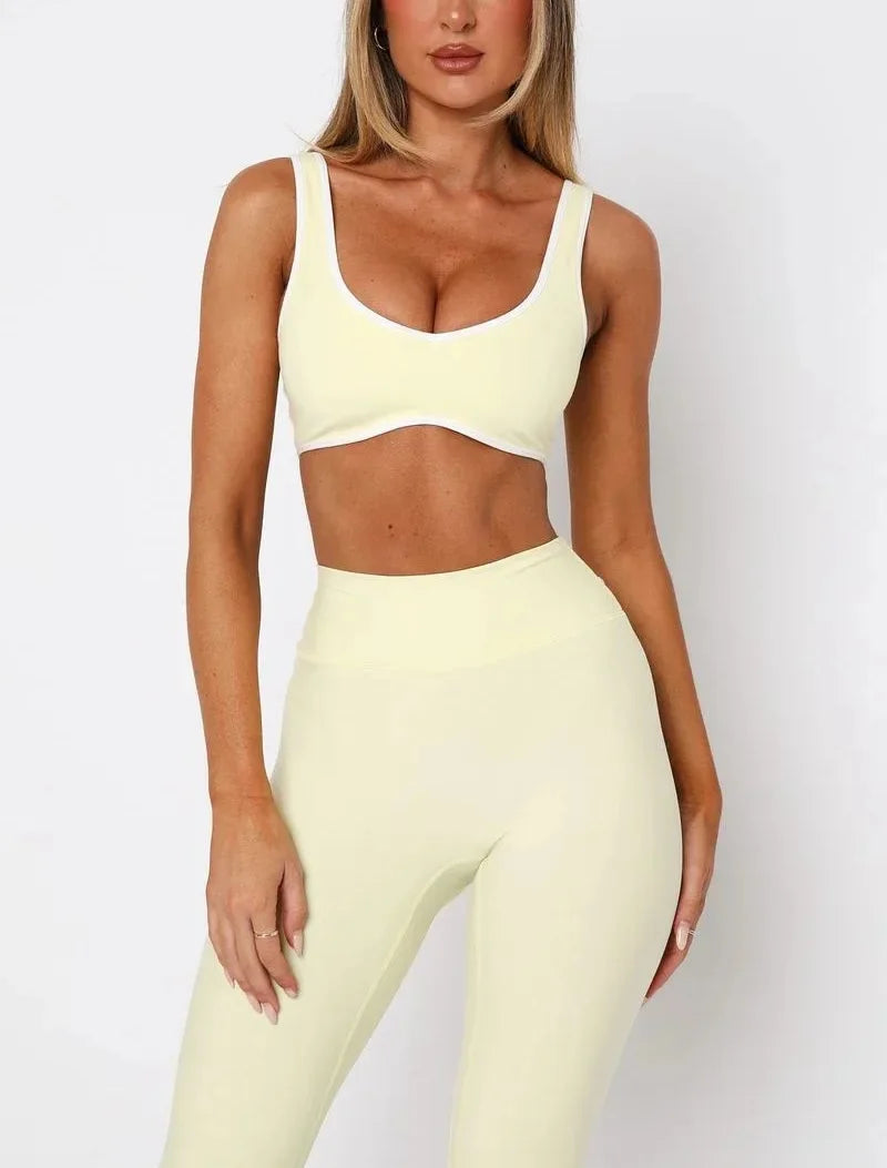 Zweiteiliges Sportset mit V-Ausschnitt – Figurbetonte Yoga-Shorts & Top mit integriertem Brustpad