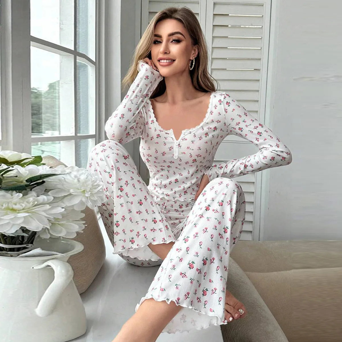 Zweiteiliges Pyjama-Set mit Blumenmuster – Oberteil mit Rüschenbesatz & Lange Hose