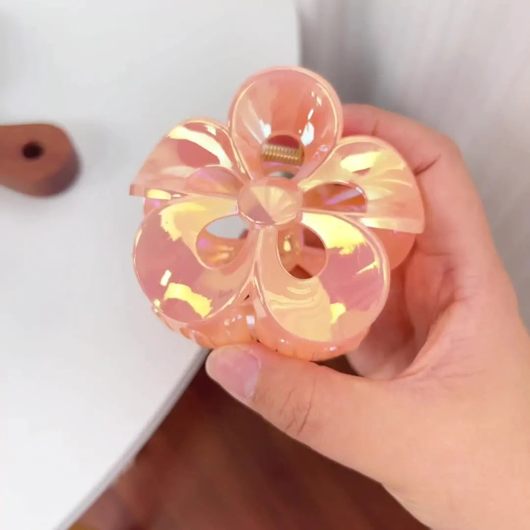 Bunte Haarkralle mit Plumeria-Blütendesign