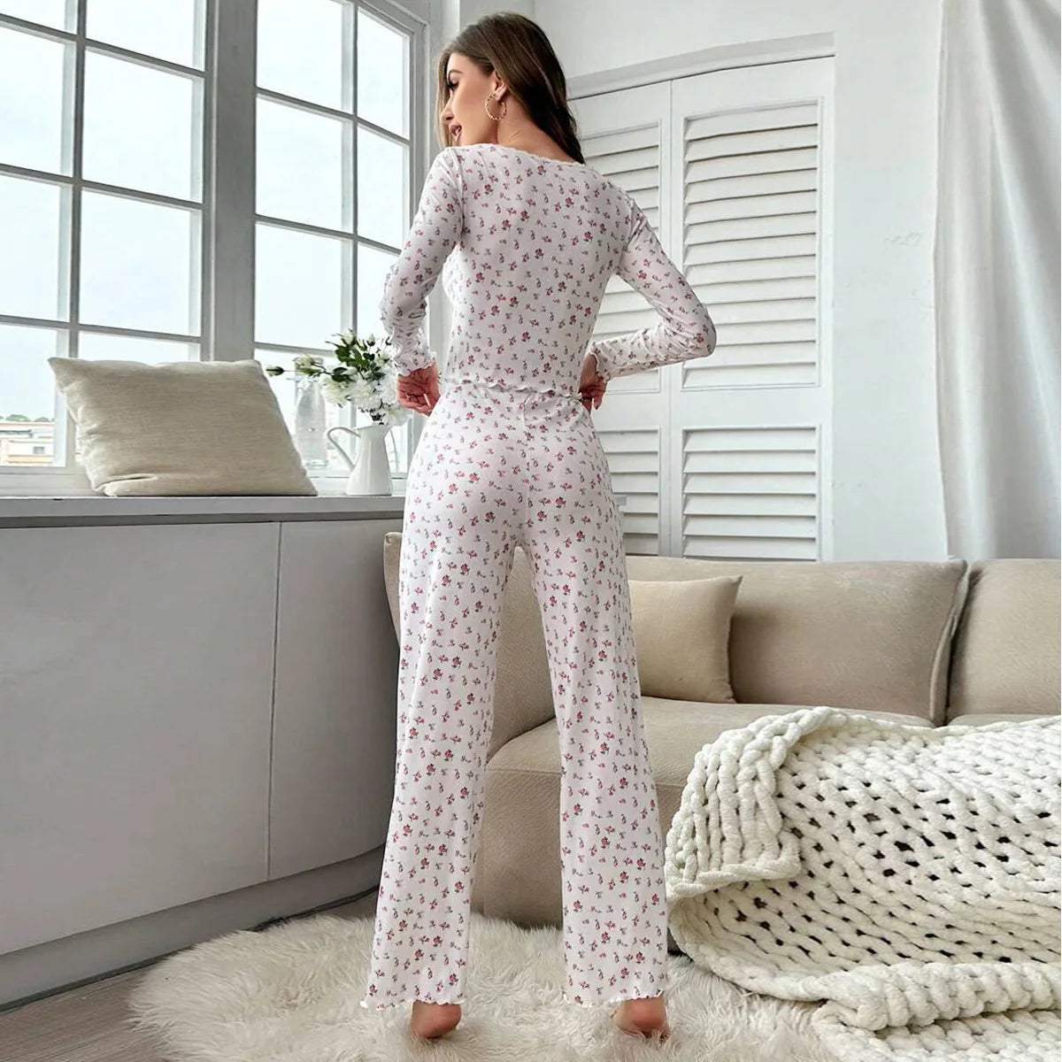 Zweiteiliges Pyjama-Set mit Blumenmuster – Oberteil mit Rüschenbesatz & Lange Hose