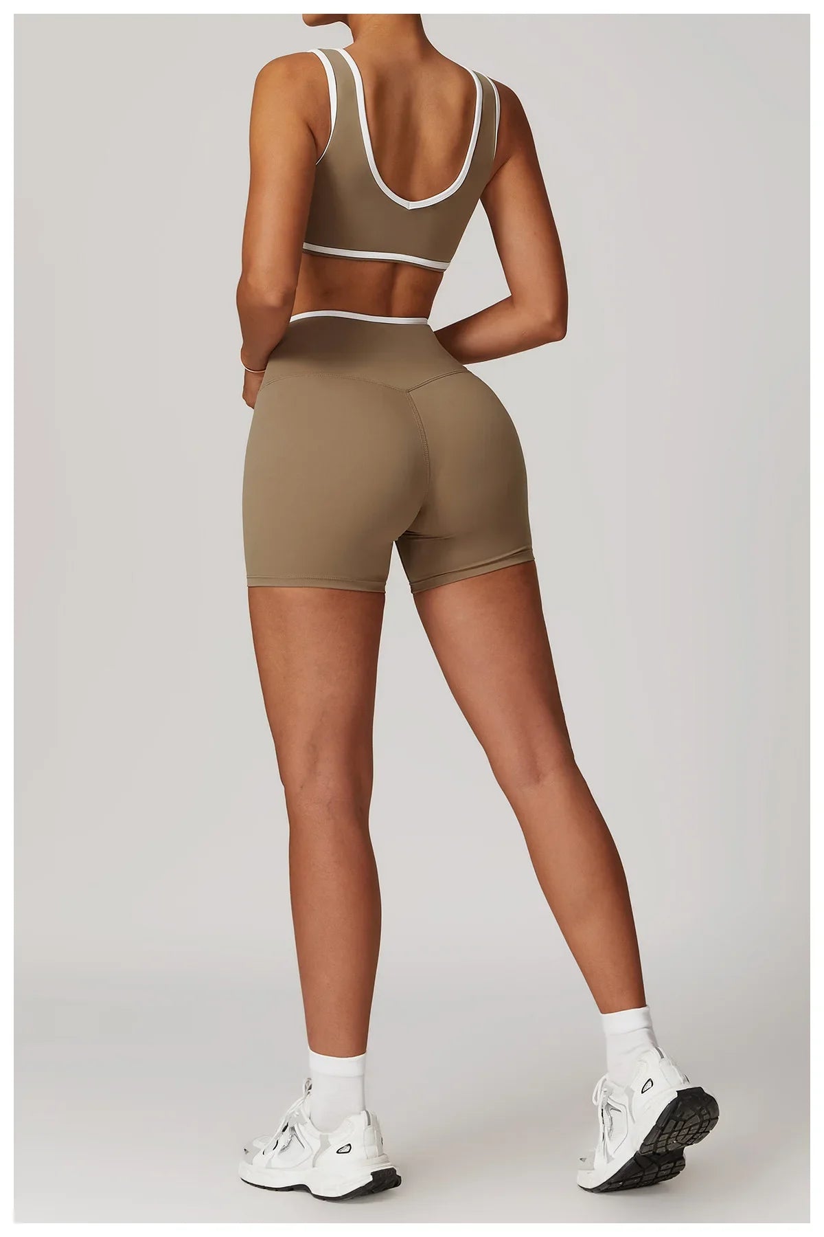 Zweiteiliges Workout-Set mit Kontrastdetails – Crop Top & High-Waist Shorts