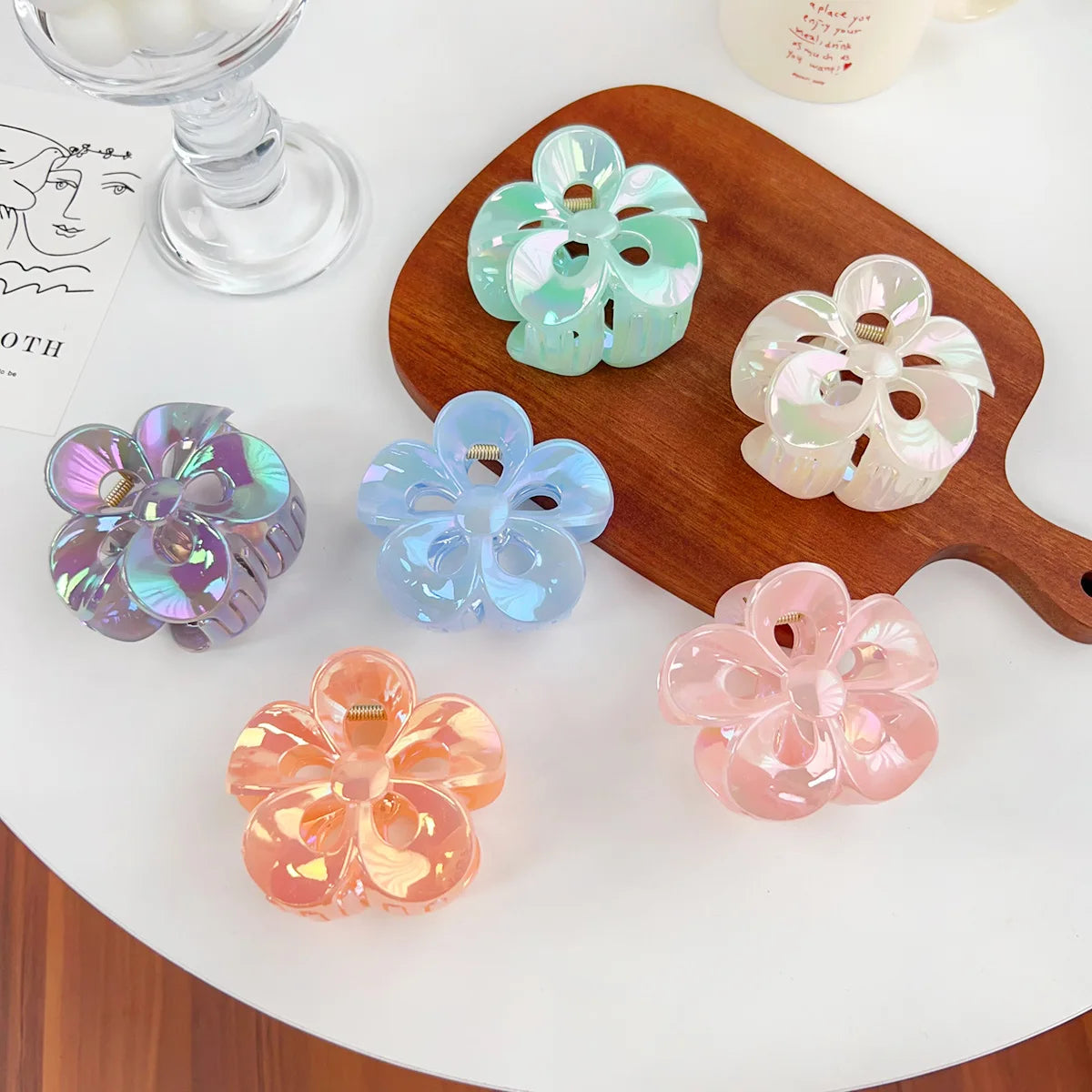 Bunte Haarkralle mit Plumeria-Blütendesign