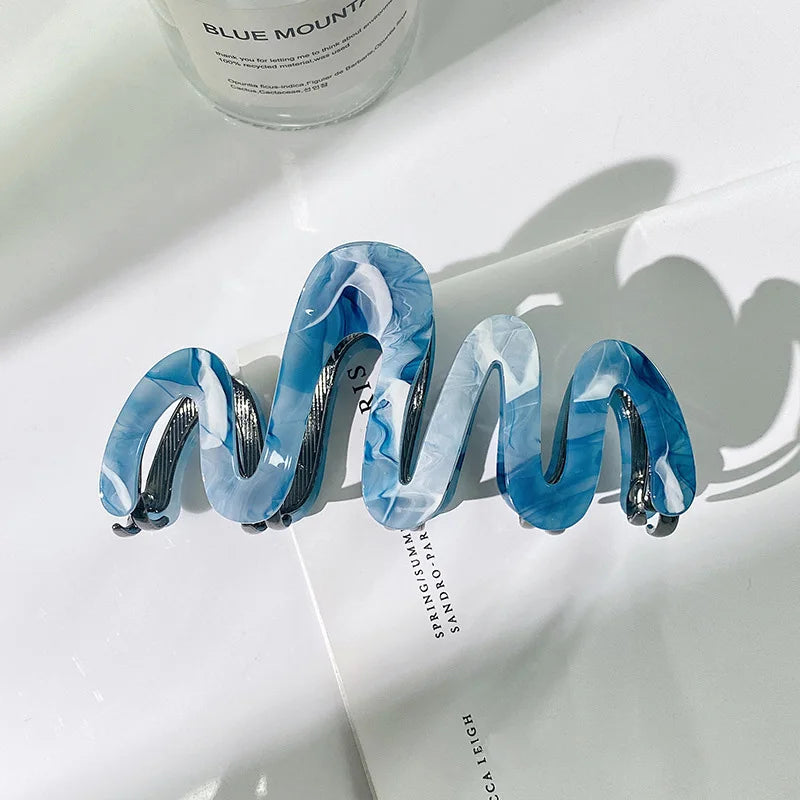 Hochwertiger Haarklip mit Acetat-Optik – Elegante Haarkralle mit Metallgriff im Wellen-Design