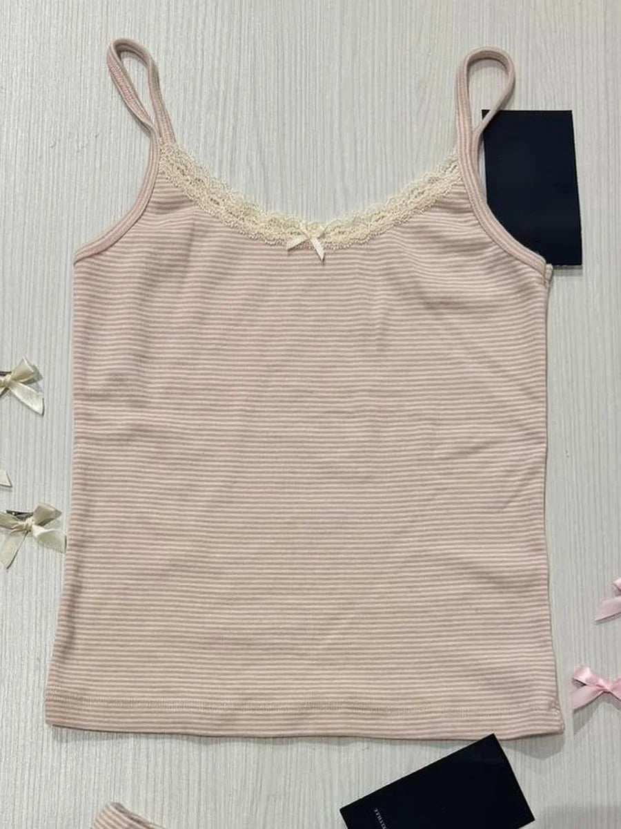 Zweiteiliges Set mit Streifen – Spitzenbesetztes Trägertop & High-Waist Shorts