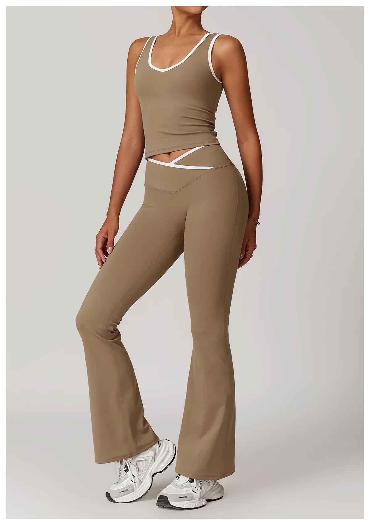 Yoga-Set mit Kontrastnähten – V-Bund Schlagleggings & Crop-Top
