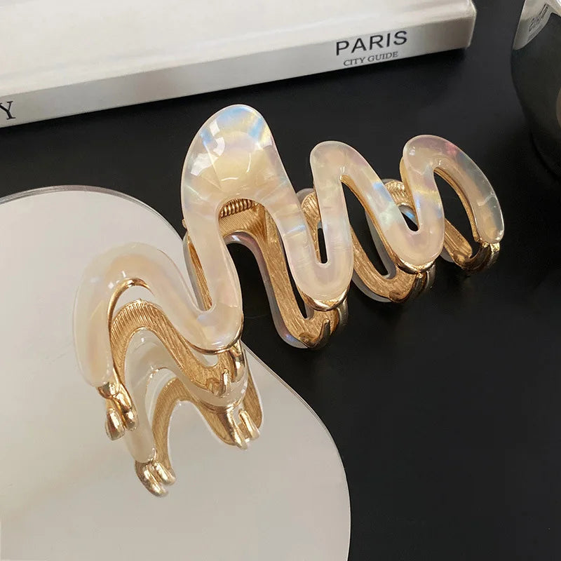 Hochwertiger Haarklip mit Acetat-Optik – Elegante Haarkralle mit Metallgriff im Wellen-Design
