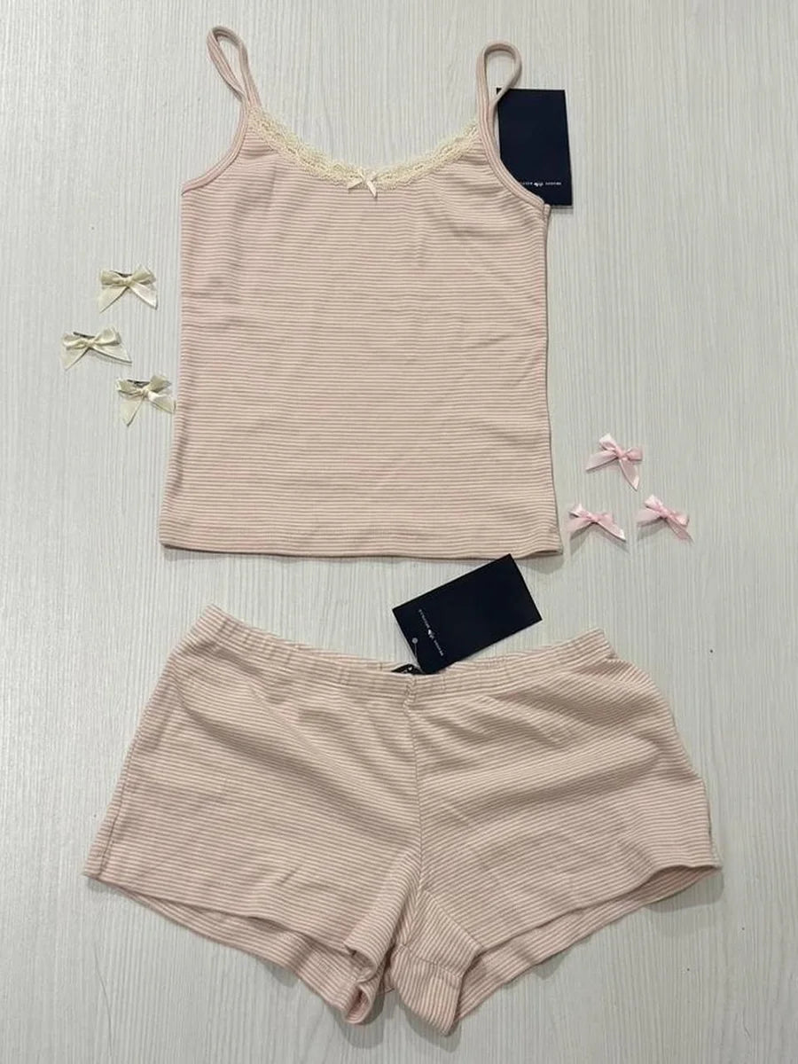 Zweiteiliges Set mit Streifen – Spitzenbesetztes Trägertop & High-Waist Shorts