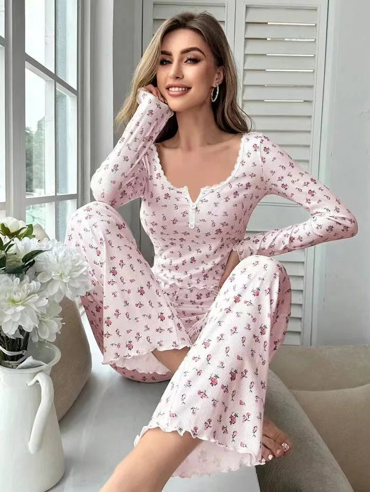 Zweiteiliges Pyjama-Set mit Blumenmuster – Oberteil mit Rüschenbesatz & Lange Hose