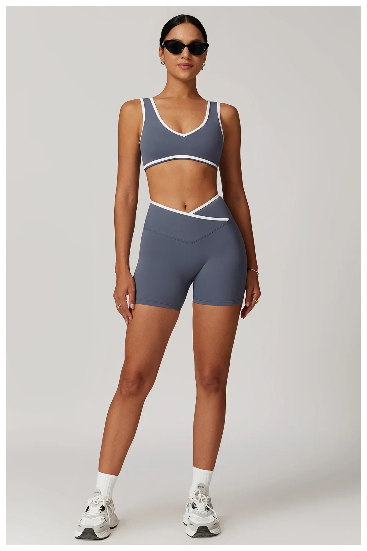 Zweiteiliges Workout-Set mit Kontrastdetails – Crop Top & High-Waist Shorts