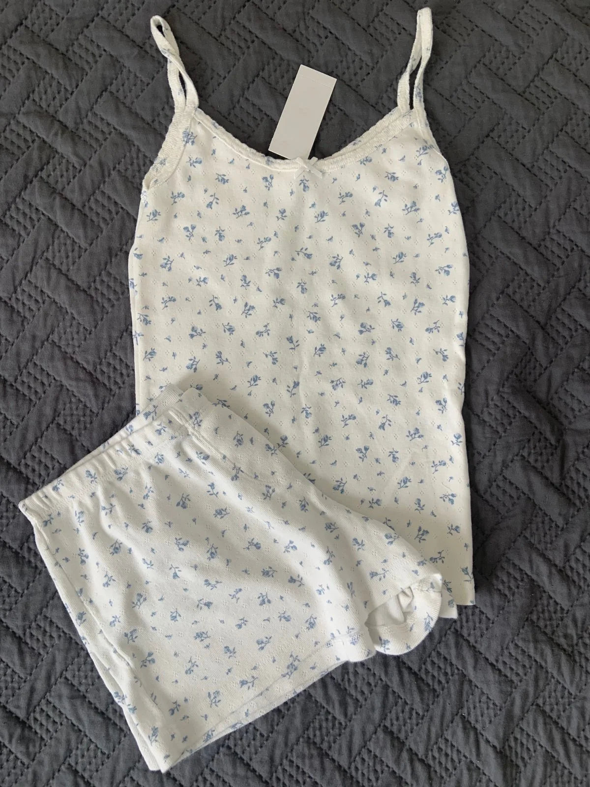 Zweiteiliges Set mit Streifen – Spitzenbesetztes Trägertop & High-Waist Shorts