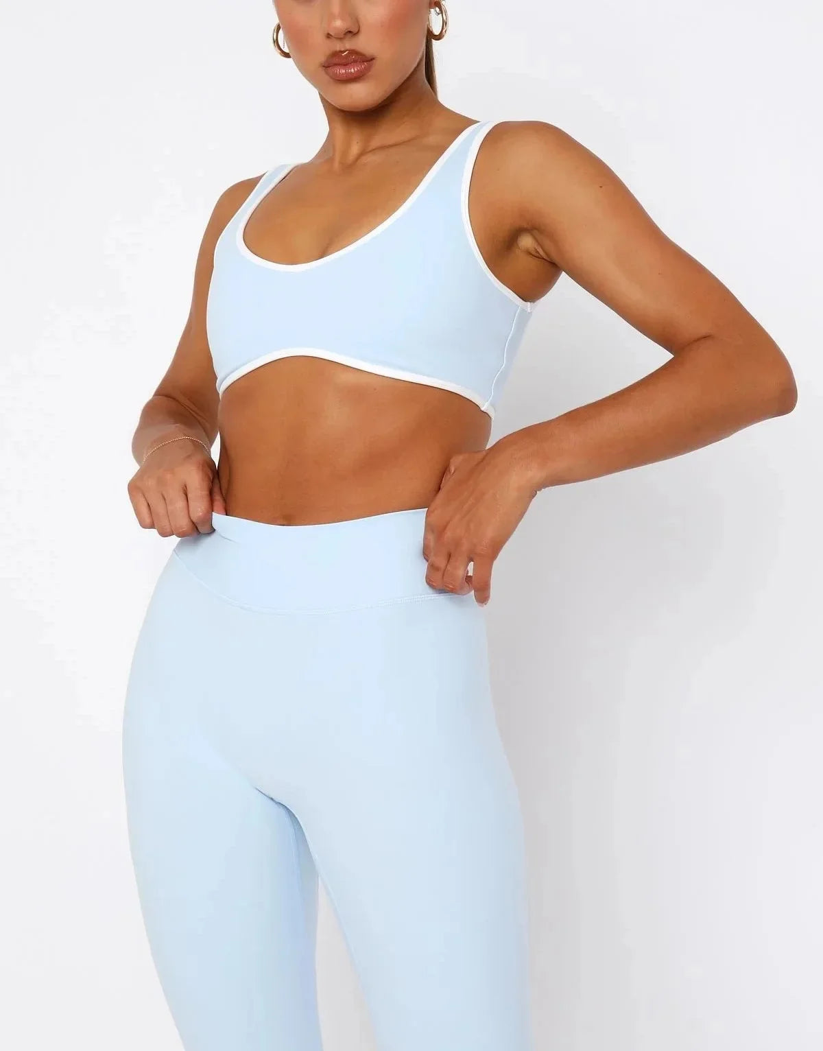 Zweiteiliges Sportset mit V-Ausschnitt – Figurbetonte Yoga-Shorts & Top mit integriertem Brustpad