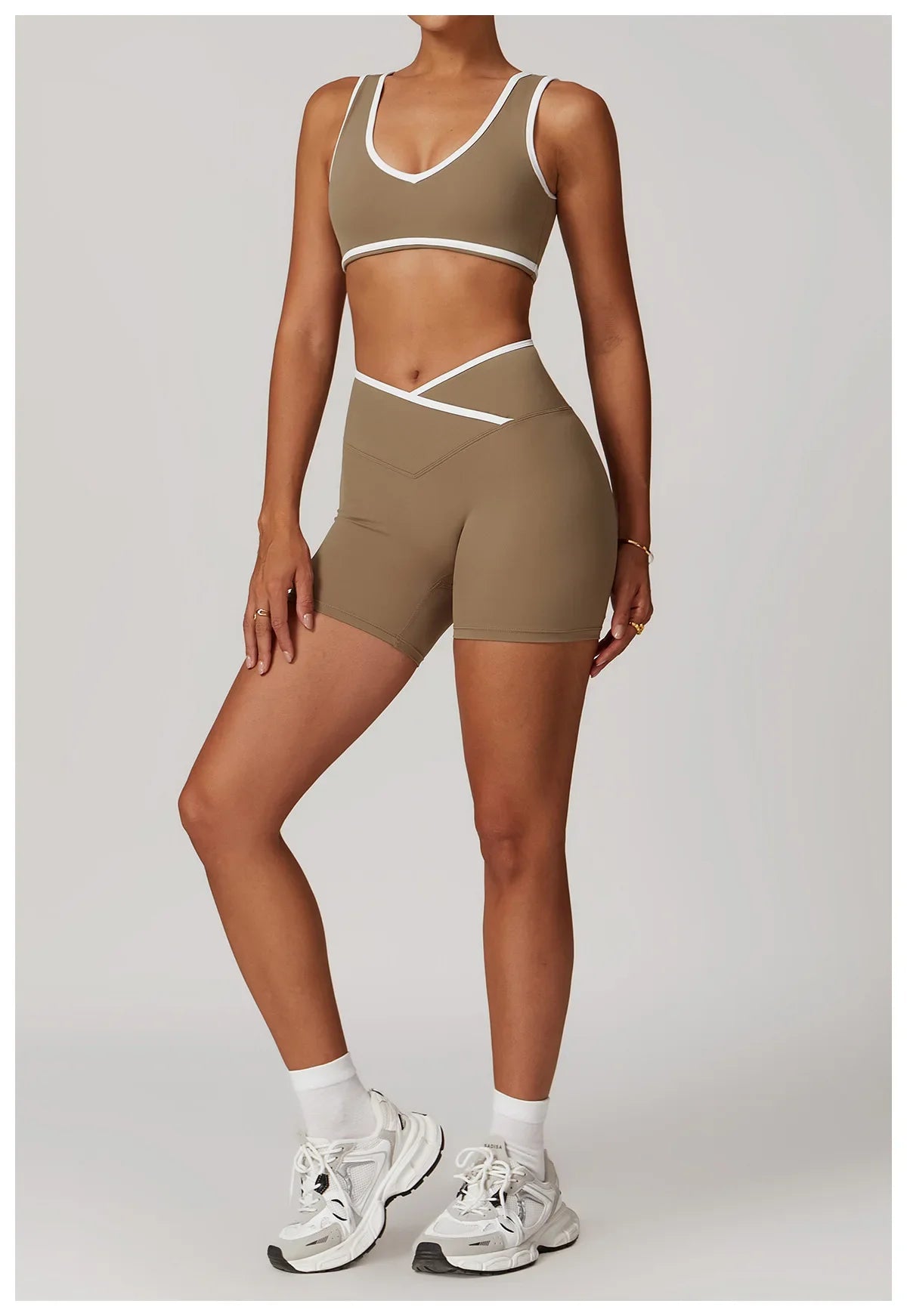 Zweiteiliges Workout-Set mit Kontrastdetails – Crop Top & High-Waist Shorts