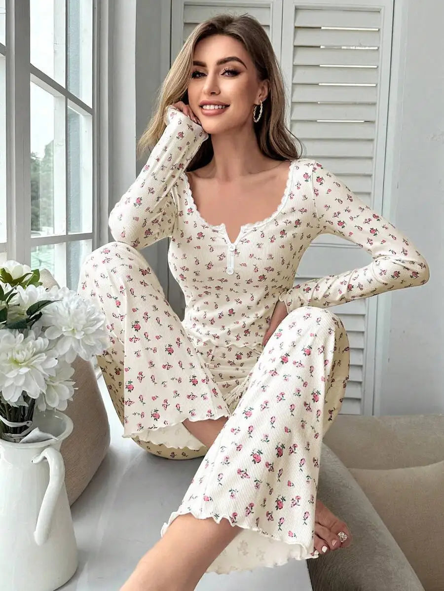 Zweiteiliges Pyjama-Set mit Blumenmuster – Oberteil mit Rüschenbesatz & Lange Hose