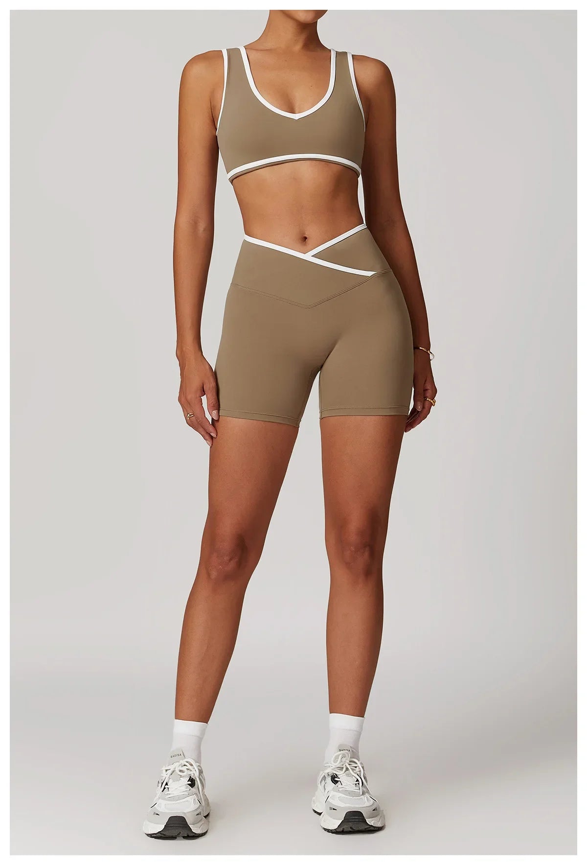Zweiteiliges Workout-Set mit Kontrastdetails – Crop Top & High-Waist Shorts