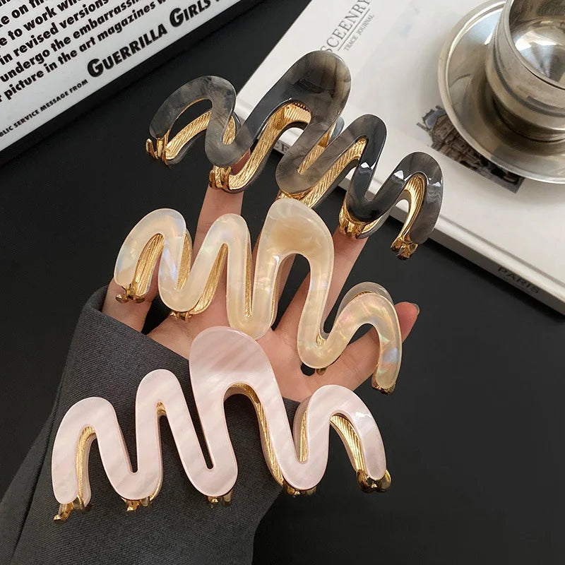 Hochwertiger Haarklip mit Acetat-Optik – Elegante Haarkralle mit Metallgriff im Wellen-Design