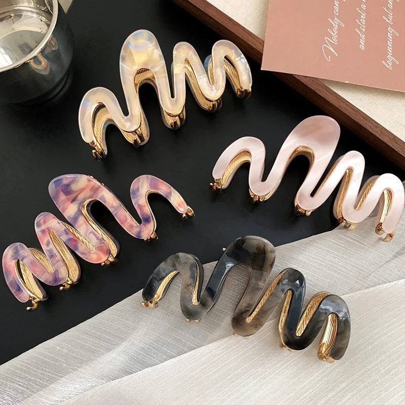 Hochwertiger Haarklip mit Acetat-Optik – Elegante Haarkralle mit Metallgriff im Wellen-Design