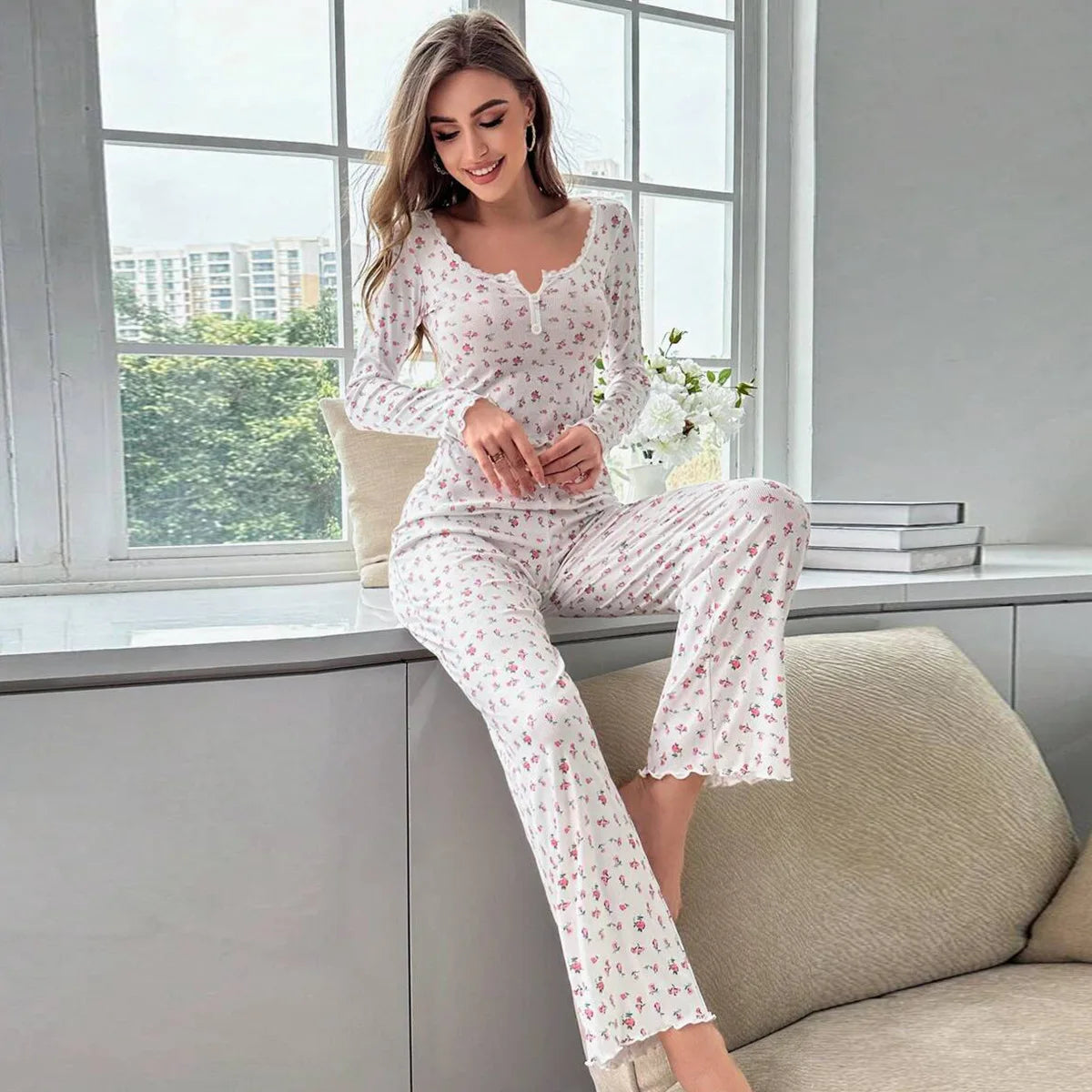 Zweiteiliges Pyjama-Set mit Blumenmuster – Oberteil mit Rüschenbesatz & Lange Hose