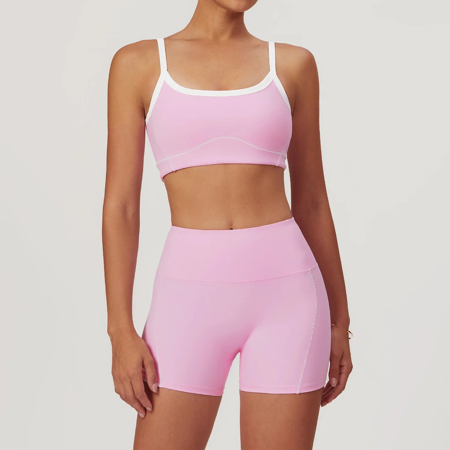 Sportliches 2-teiliges Set mit Kontrastnähten – Sport-BH & High-Waist Shorts