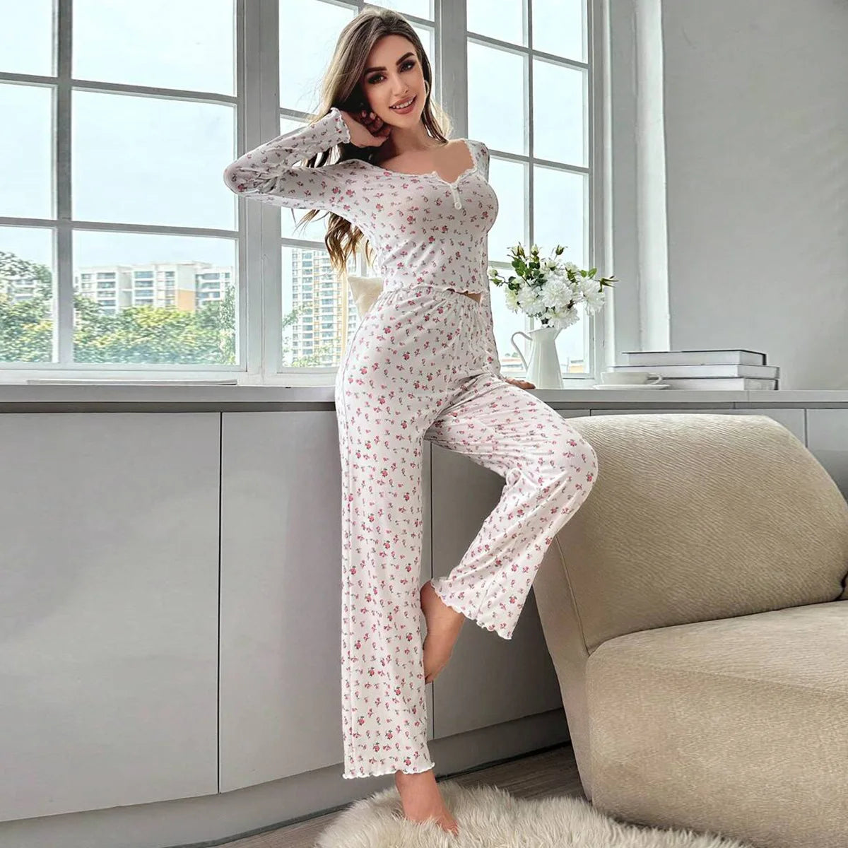 Zweiteiliges Pyjama-Set mit Blumenmuster – Oberteil mit Rüschenbesatz & Lange Hose