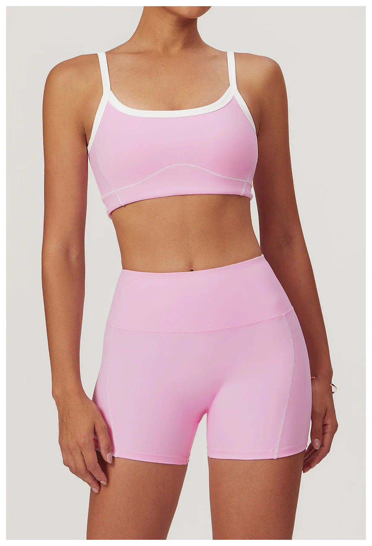 Sportliches 2-teiliges Set mit Kontrastnähten – Sport-BH & High-Waist Shorts