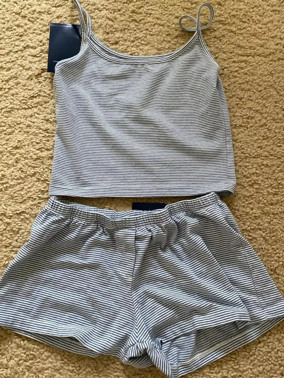 Zweiteiliges Set mit Streifen – Spitzenbesetztes Trägertop & High-Waist Shorts