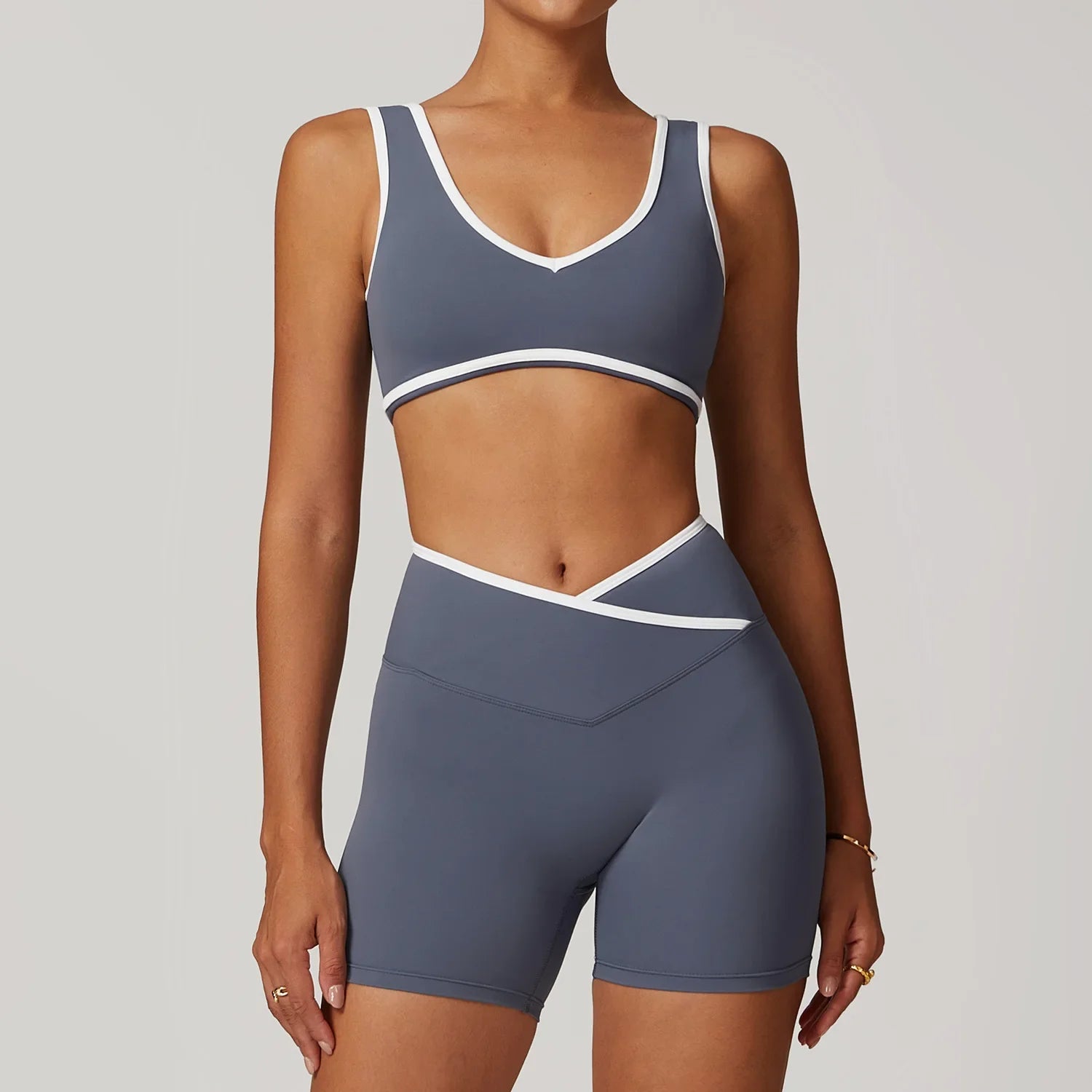 Zweiteiliges Workout-Set mit Kontrastdetails – Crop Top & High-Waist Shorts