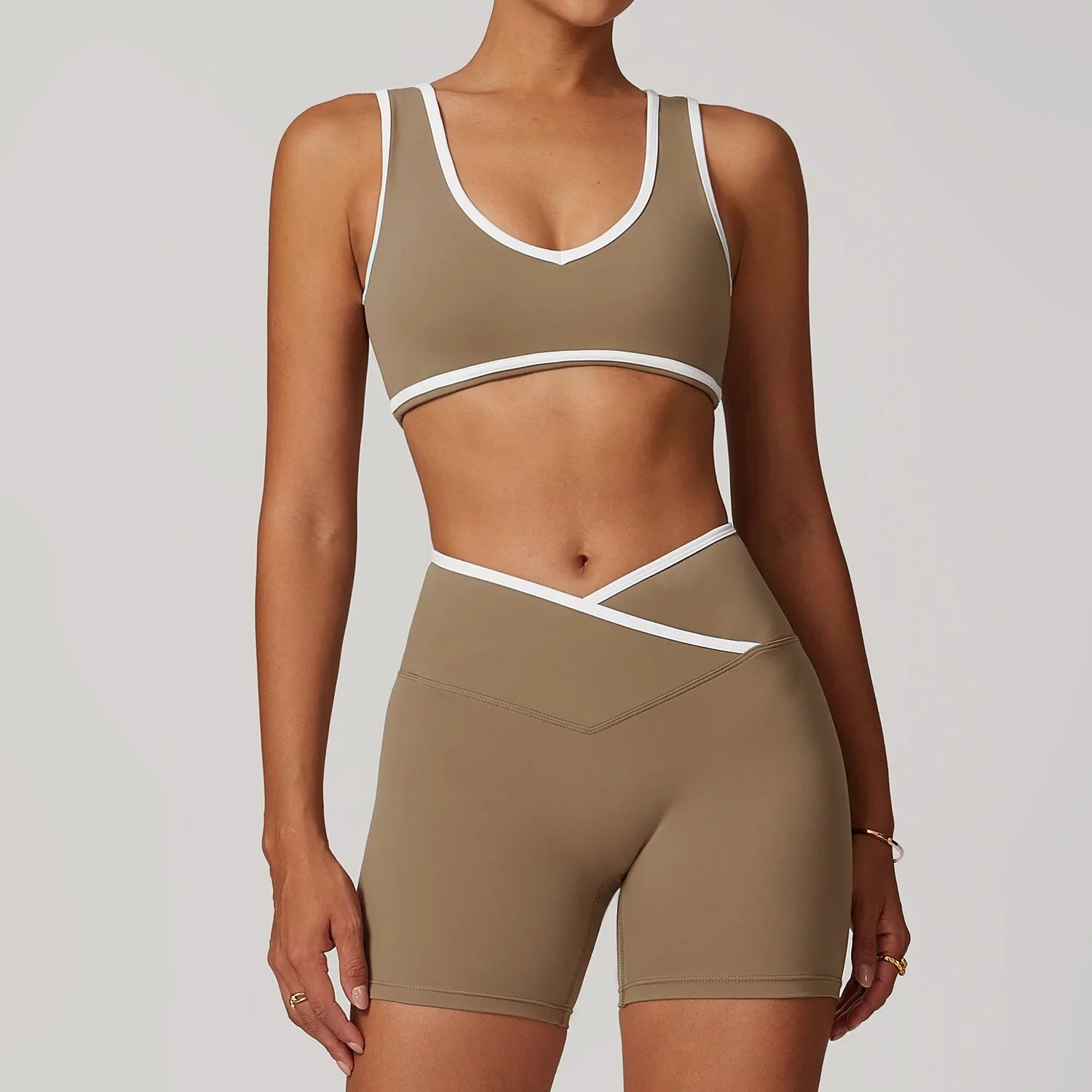 Zweiteiliges Workout-Set mit Kontrastdetails – Crop Top & High-Waist Shorts