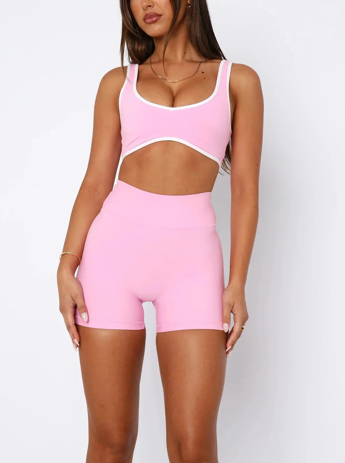 Zweiteiliges Sportset mit V-Ausschnitt – Figurbetonte Yoga-Shorts & Top mit integriertem Brustpad