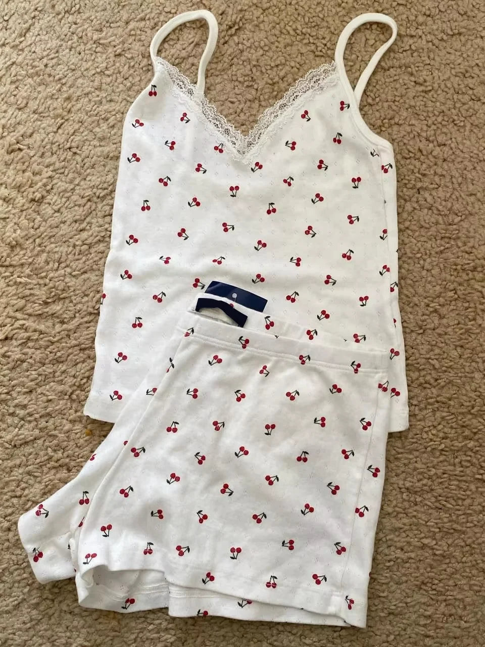 Zweiteiliges Set mit Streifen – Spitzenbesetztes Trägertop & High-Waist Shorts